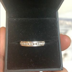 One lady’s diamond ring made of platinum